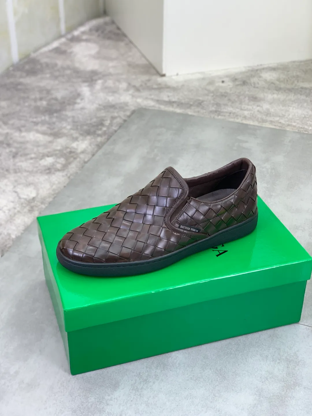 Men's shoes 💰P520 [New model] Water-dyed cow leather 💰High-quality business casual shoes 💎💎💎 BOTTEGA VENETA official website synchronizes the latest top version of BV in the market, accepts material comparison, shoe type comparison, process comparison, practical and textured, versatile and suitable for any occasion, the more you look at it, the more flavorful it becomes. Pure hand-woven craftsmanship - Upper material, hand-woven calfskin imported from Italy 🇮🇹 - High-quality water-dyed cowhide lining - Original private model customized outsole -Size: 39-45 Color: black or brown optional